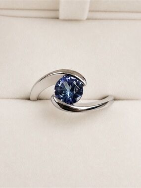 925 Silver Genuine Tanzanite Center Stone Ring - sized to 8.5